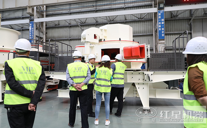 北京客户到红星机器厂区参观考察人造沙设备